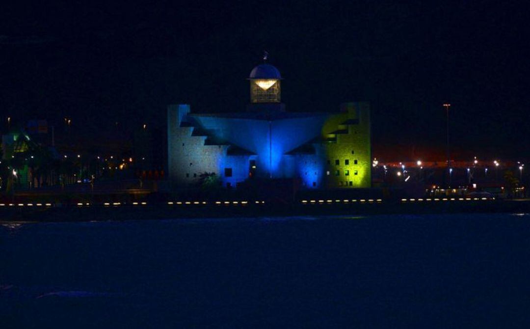 Auditorio Alfredo Krauss iluminado con los colores de la bandera autonómica de Canarias