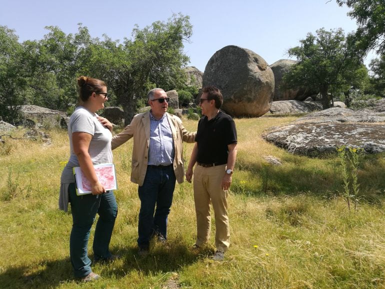 Clara Martín junto al delegado territorial Javier López-Escobar y el alcalde de Ortigosa Juan Carlos Caberjas durante la visita a las canteras motivo de estudio