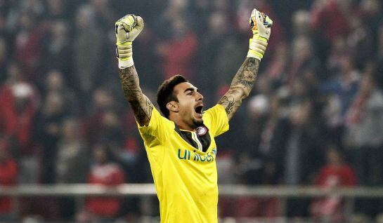 Olympiakos&#039; goalkeeper Roberto celebrates his team&#039;s victory after their Greek Super League soccer match against Panathinaikos at Karaiskaki stadium in Piraeus, near Athens, October 26, 2014. REUTERS/Alkis Konstantinidis (GREECE - Tags: SPORT SOCCER TPX I