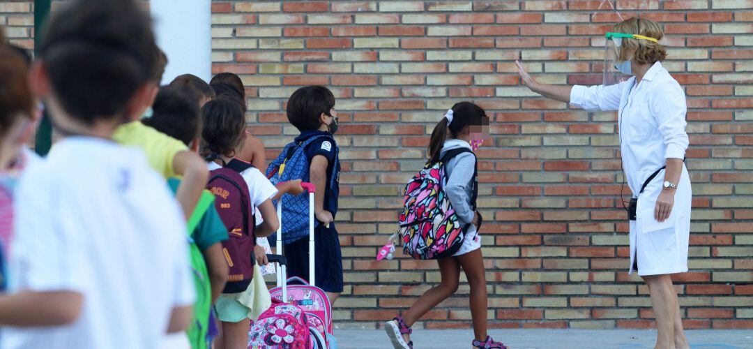 Imagen de archivo de las medidas de seguridad establecidas en un colegio durante la entrada de los alumnos