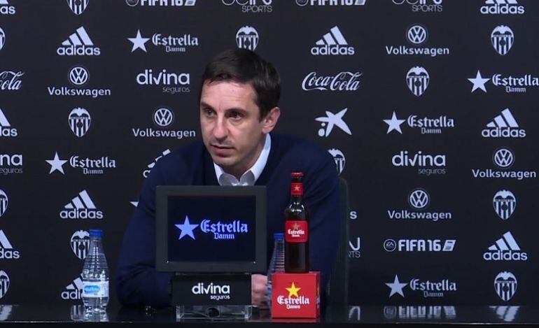 Gary Neville en rueda de prensa