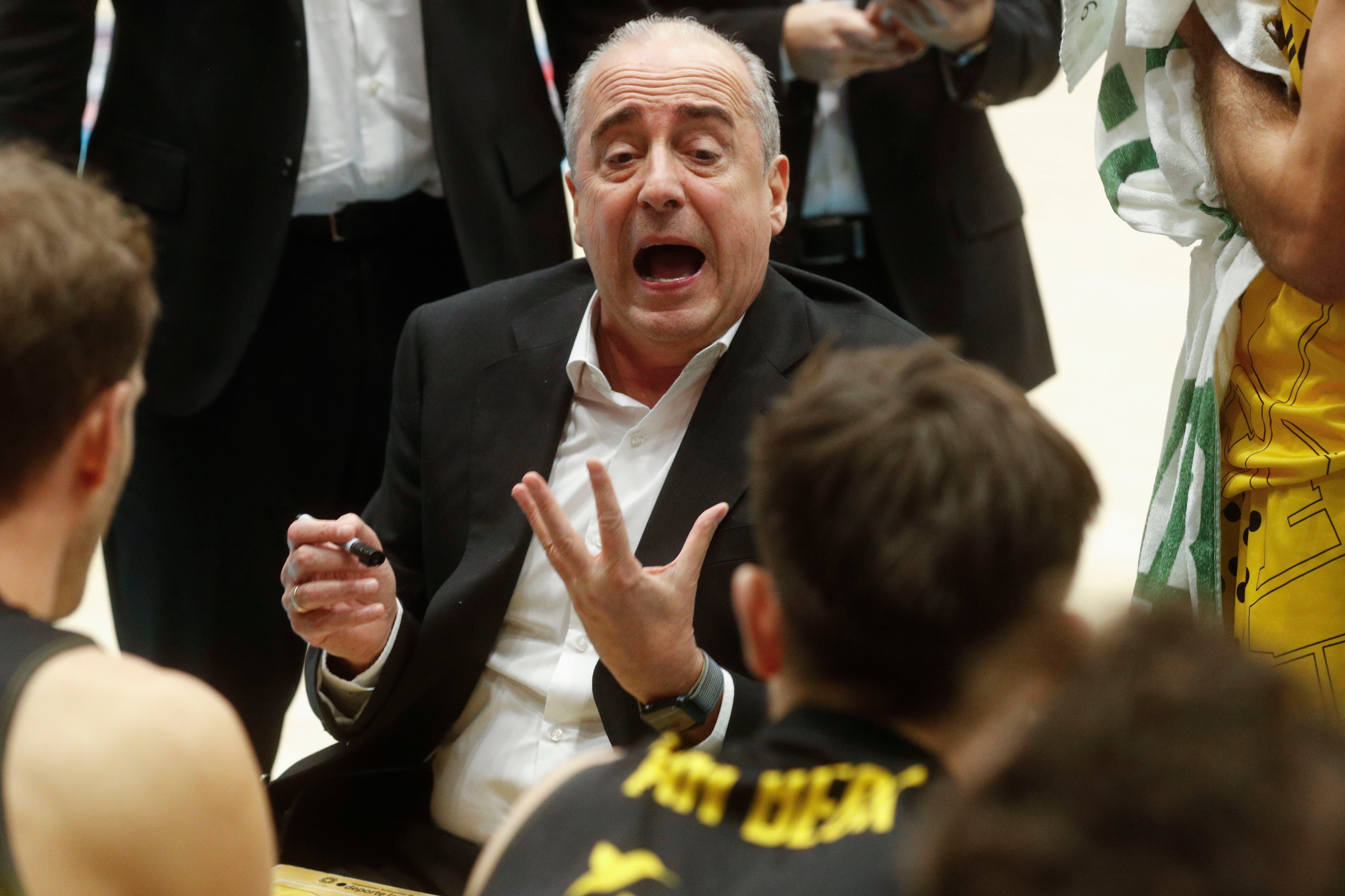 LUGO, 13/12/2025.- El técnico del Laguna Tenerife Txus Vidorreta, durante el encuentro correspondiente a la fase regular la Liga Endesa que disputan hoy sábado frente a Laguna Tenerife en el Pazo Provincial dos Deportes de Lugo. EFE / Eliseo Trigo.