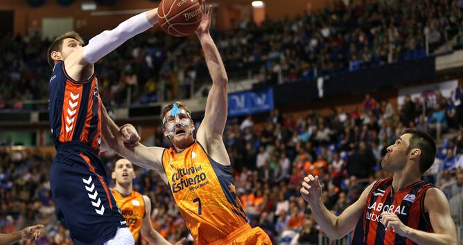 El alero argentino del Laboral Kutxa Andrés Nocioni, lucha el balón ante el ala-pivot estadounidense del Valencia Basket Club Justin Doellman