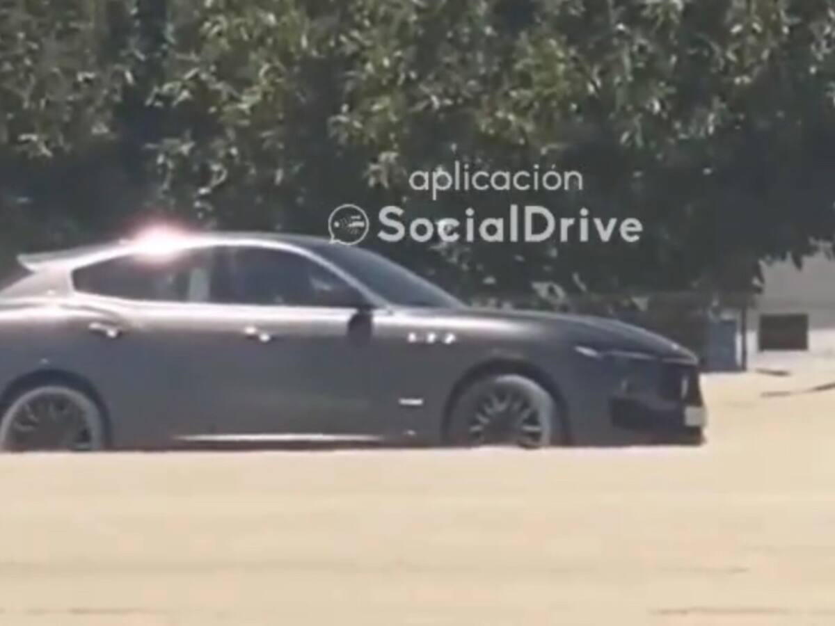 Intenta aparcar el Maserati junto al chiringuito en Marbella pero queda atascado en la arena