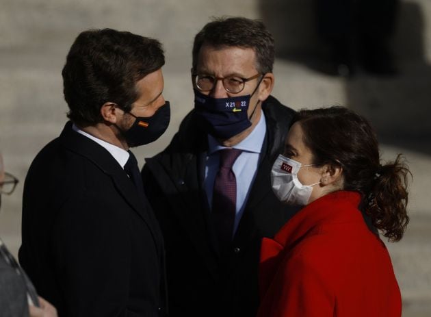 (I-D) El presidente del PP, Pablo Casado; el presidente de la Xunta de Galicia, Alberto Núñez Feijoo y la presidenta de la Comunidad de Madrid, Isabel Díaz Ayuso, a su llegada al acto institucional.