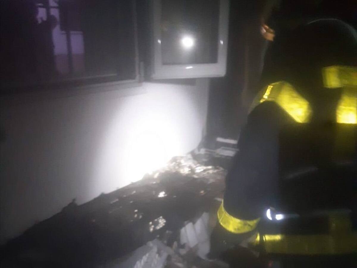 Trasladados al hospital dos intoxicados por humo en un incendio en una vivienda de Jerez