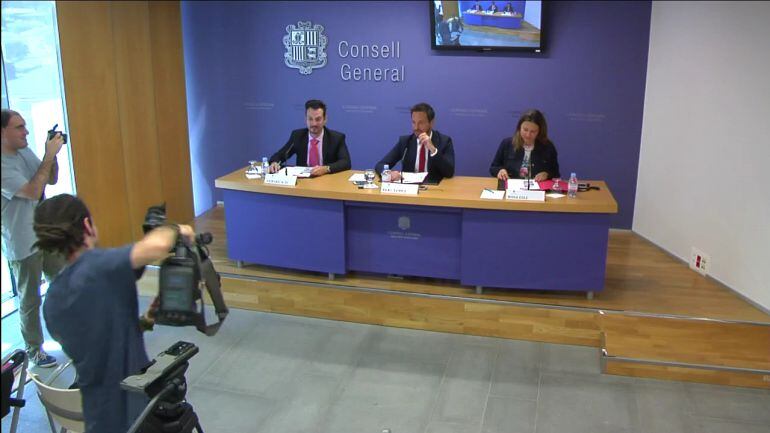 Els tres parlamentaris del PS presentant aquest matí l'anomenat 'Decàleg d'errors de DA'