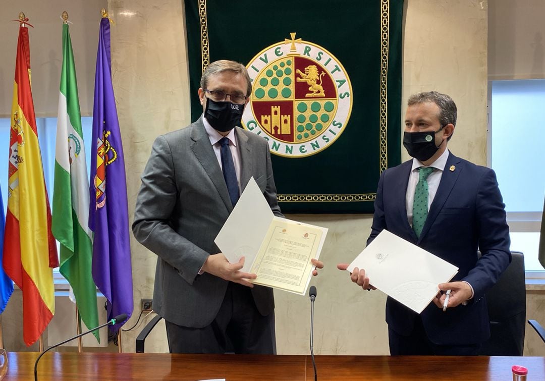 De izquierda a derecha, el rector de la Universidad, Juan Gómez, y el alcalde de Jaén, Julio Millán.