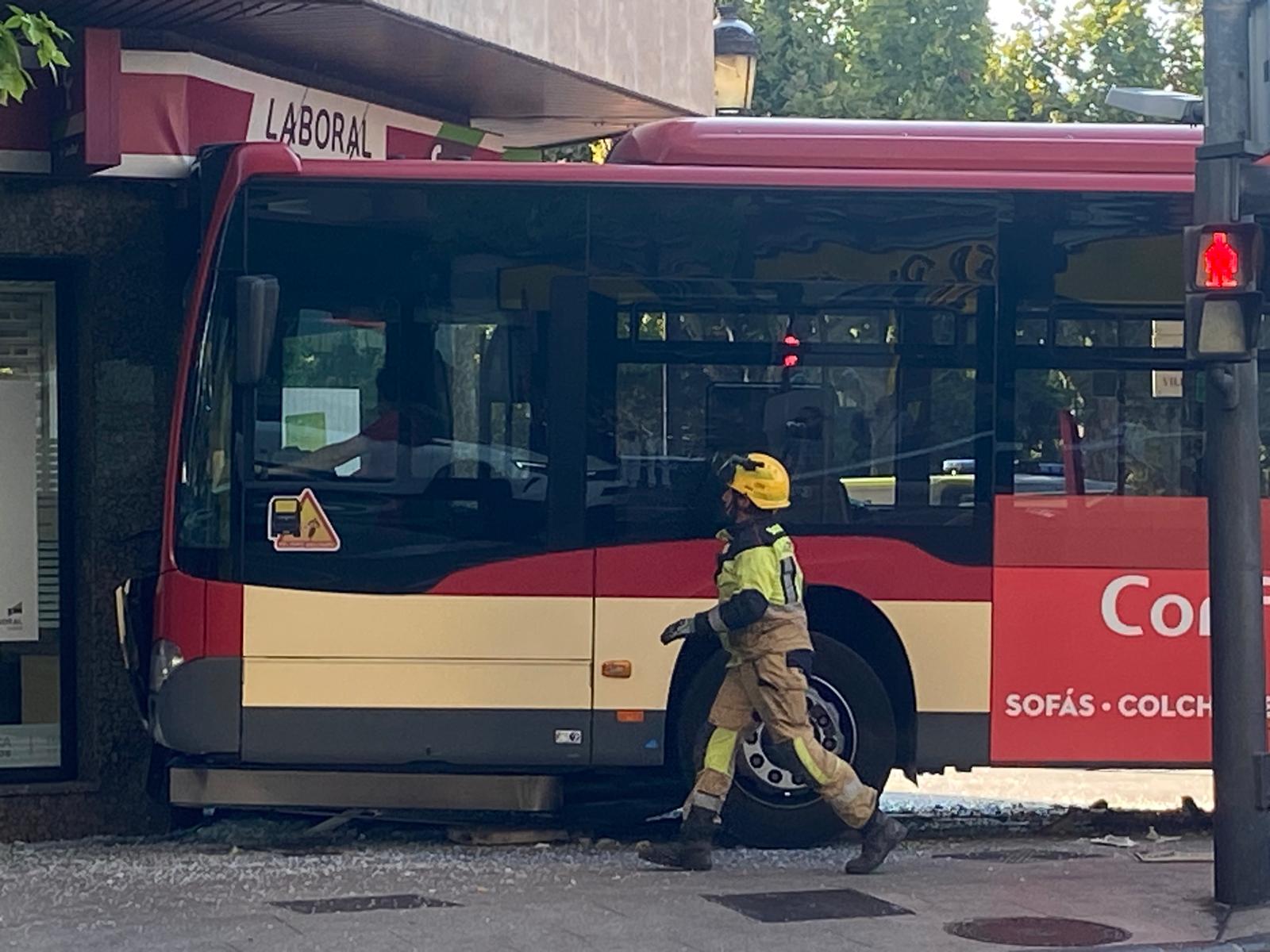 Un autobús se empotra en pleno centro de Logroño