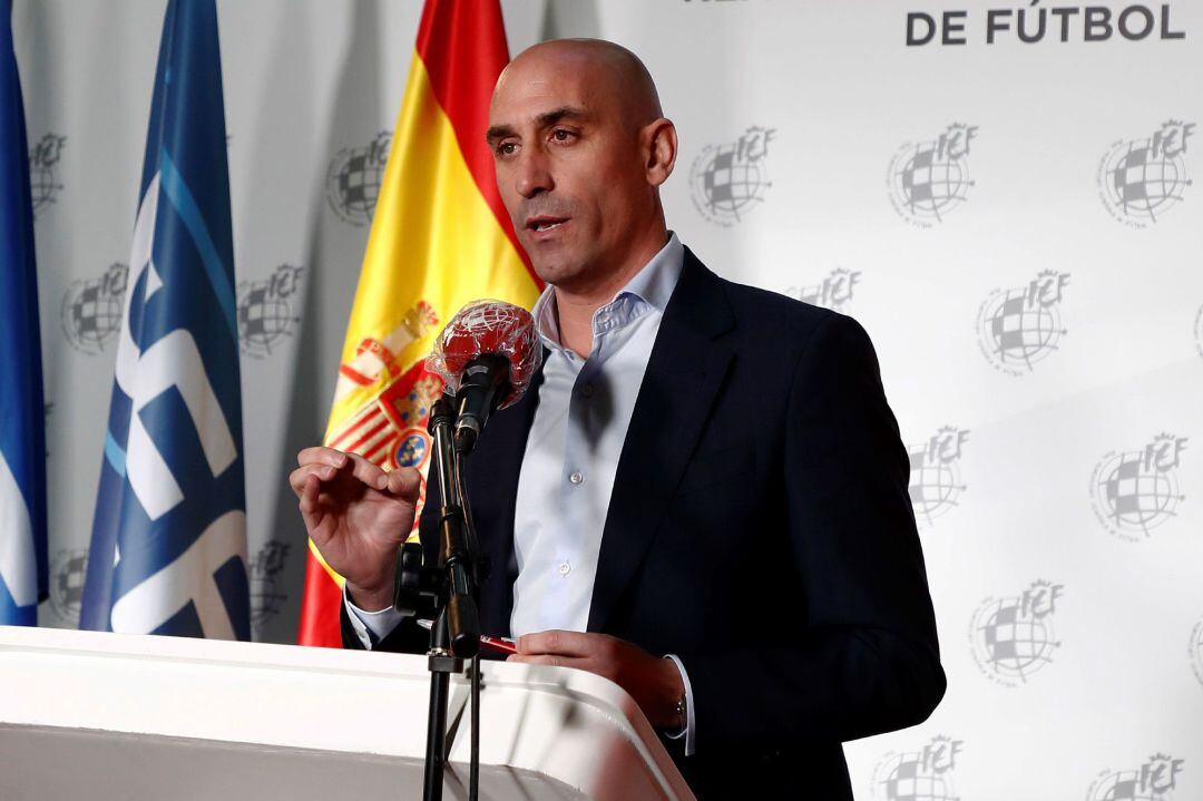 El presidente de la RFEF, Luis Rubiales, atiende a los medios. 