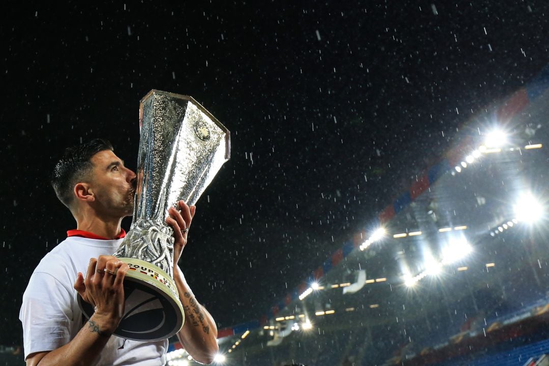 José Antonio Reyes levanta el título de la Europa League.