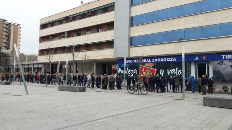 Así estaban las oficinas del Real Zaragoza desde primera hora de la mañana para comprar entradas