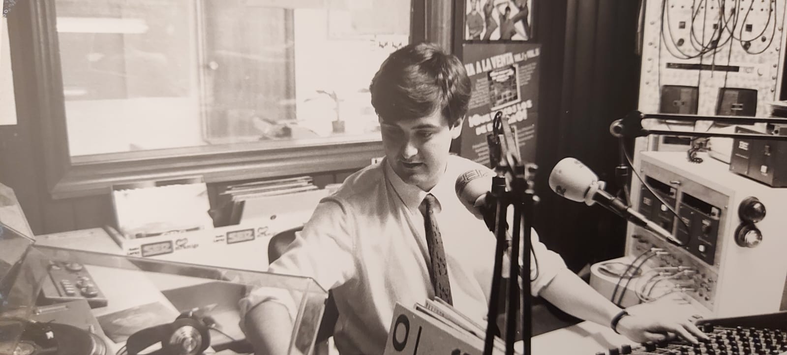 Ismael Galiana en los estudios de Radio Lorca SER en el año 1986.