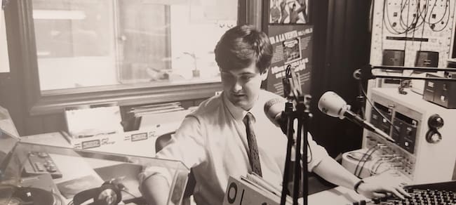 Ismael Galiana en los estudios de Radio Lorca SER en el año 1986.