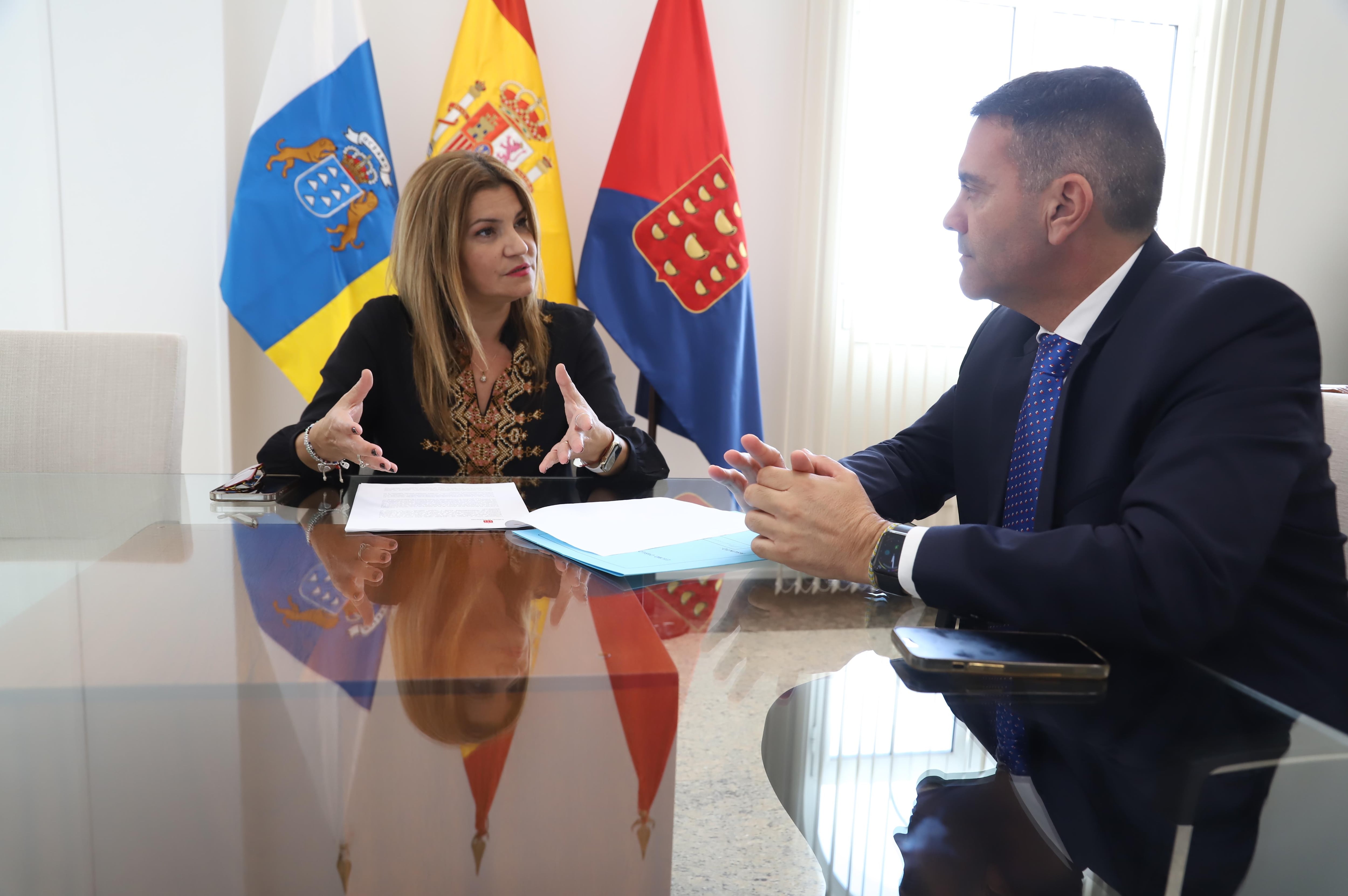 Oswaldo Betancort y María Jesús Tovar, presidente del Cabildo de Lanzarote y consejera de Hacienda respectivamente.