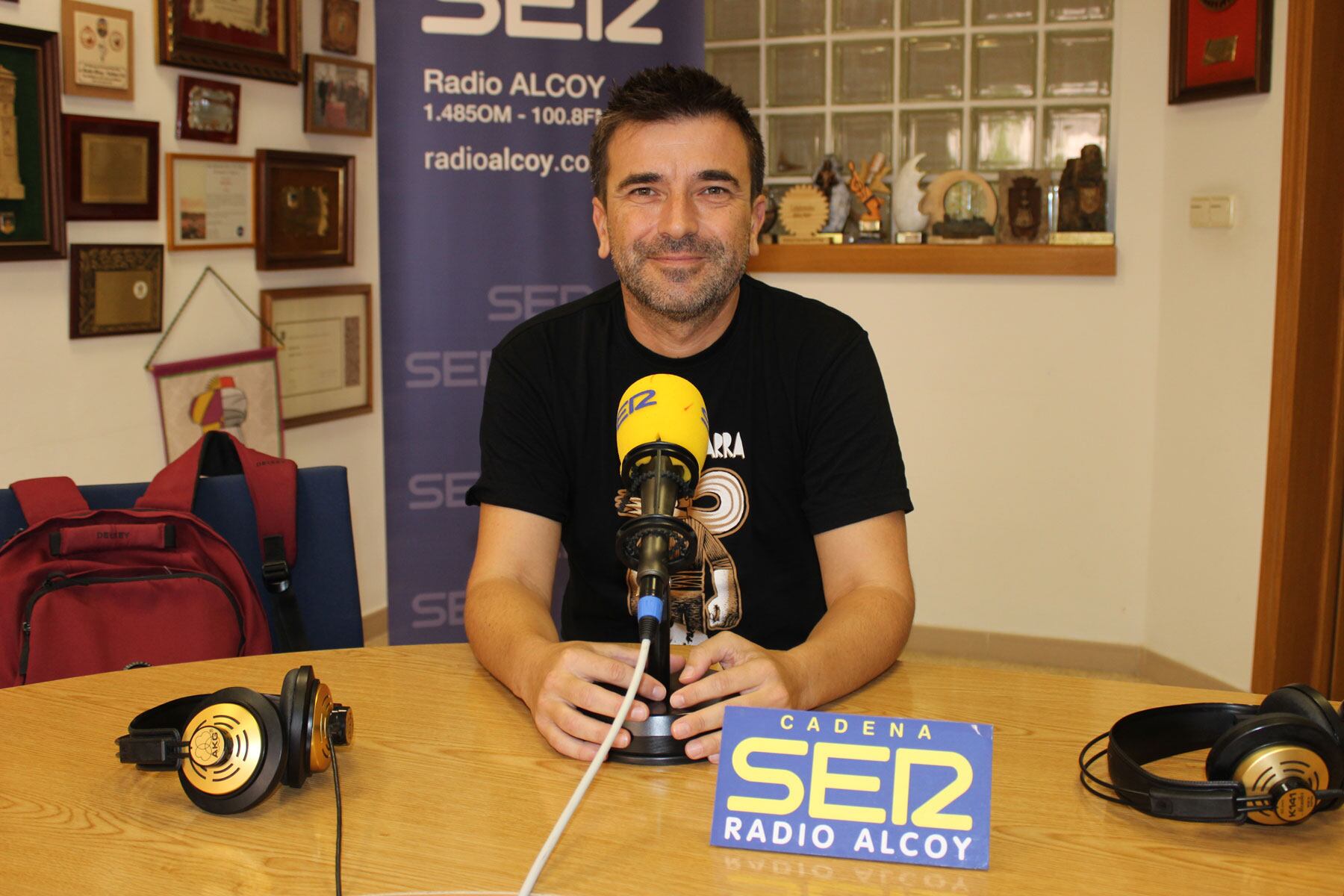 El professor i historiador Diego Fernández, en l'estudi central de Radio Alcoy