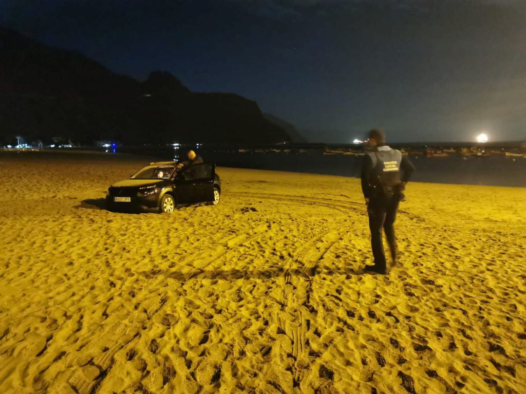 Un coche varado en la playa de Las Teresitas