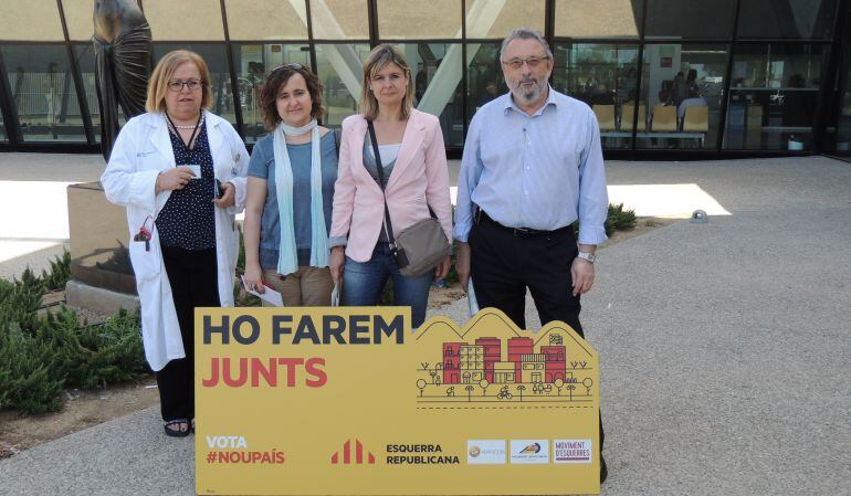 Membres de la llista davant de l'Hospital Sant Joan.