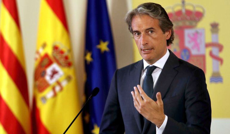 El ministro de Fomento, Íñigo de la Serna, hace declaraciones tras presidir la comisión de seguimiento de la huelga del aeropuerto de El Prat. 