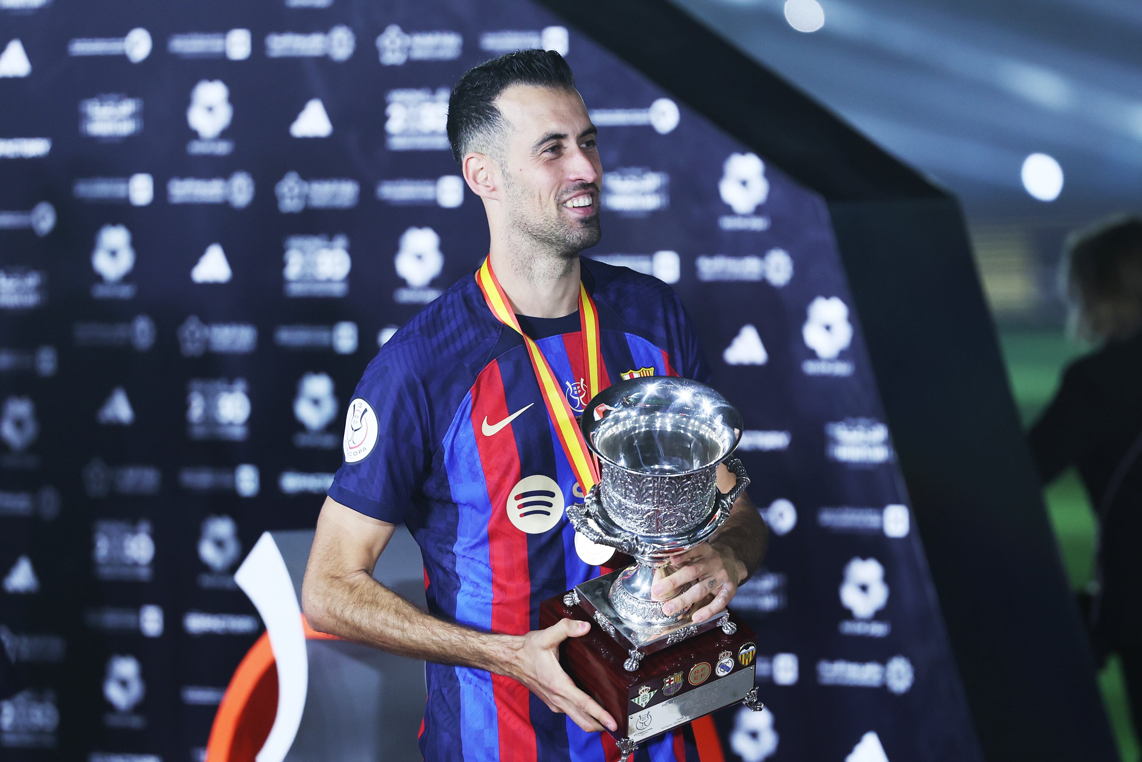 Busquets posa con la Supercopa de España, su último título conseguido hasta la fecha.