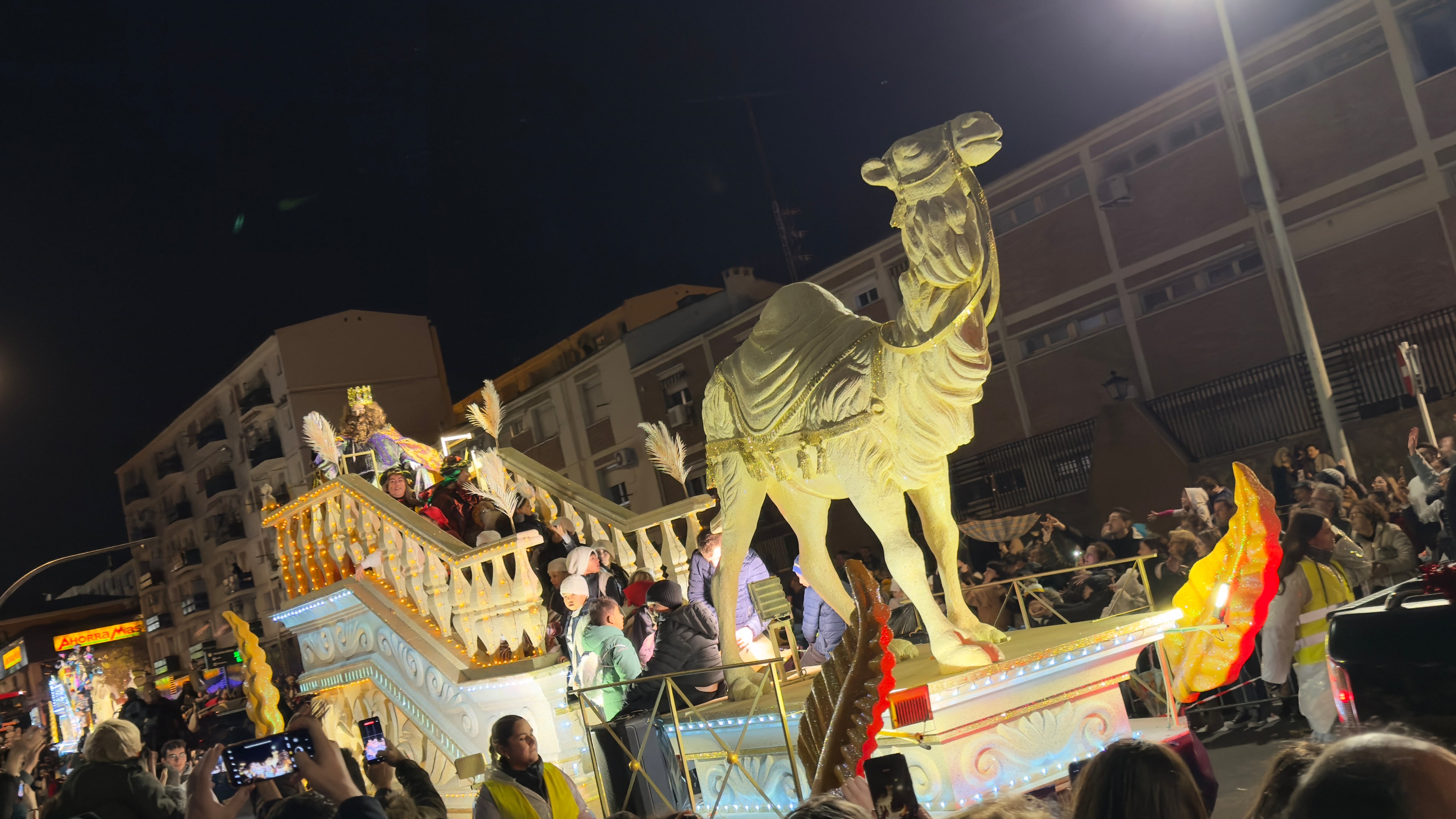 Las lluvias dieron una tregua a la Cabalgata de los Reyes Magos en Toledo