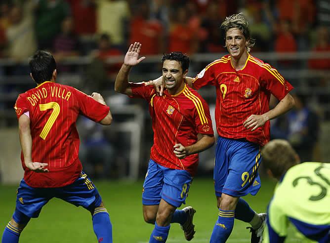 Xavi celebra el primer gol de España junto a Torres y Villa.