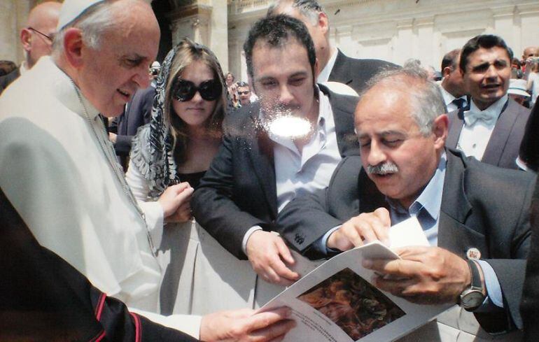 En primer término el Presidente de la Asociación de Víctimas y Afectados de Gaspar Arroyo, José Luis Ainsúa, en su visita al Papa.