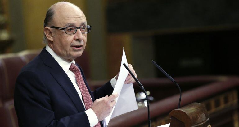  El ministro de Hacienda, Cristóbal Montoro, durante su intervención esta mañana en el pleno del Congreso de los Diputados