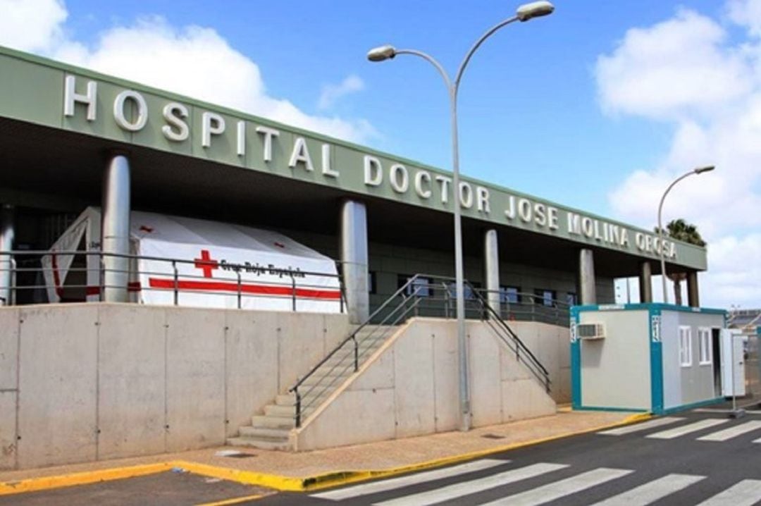 Entrada de Urgencias del hospital Doctor José Molina Orosa con el puesto exterior de primera atención.