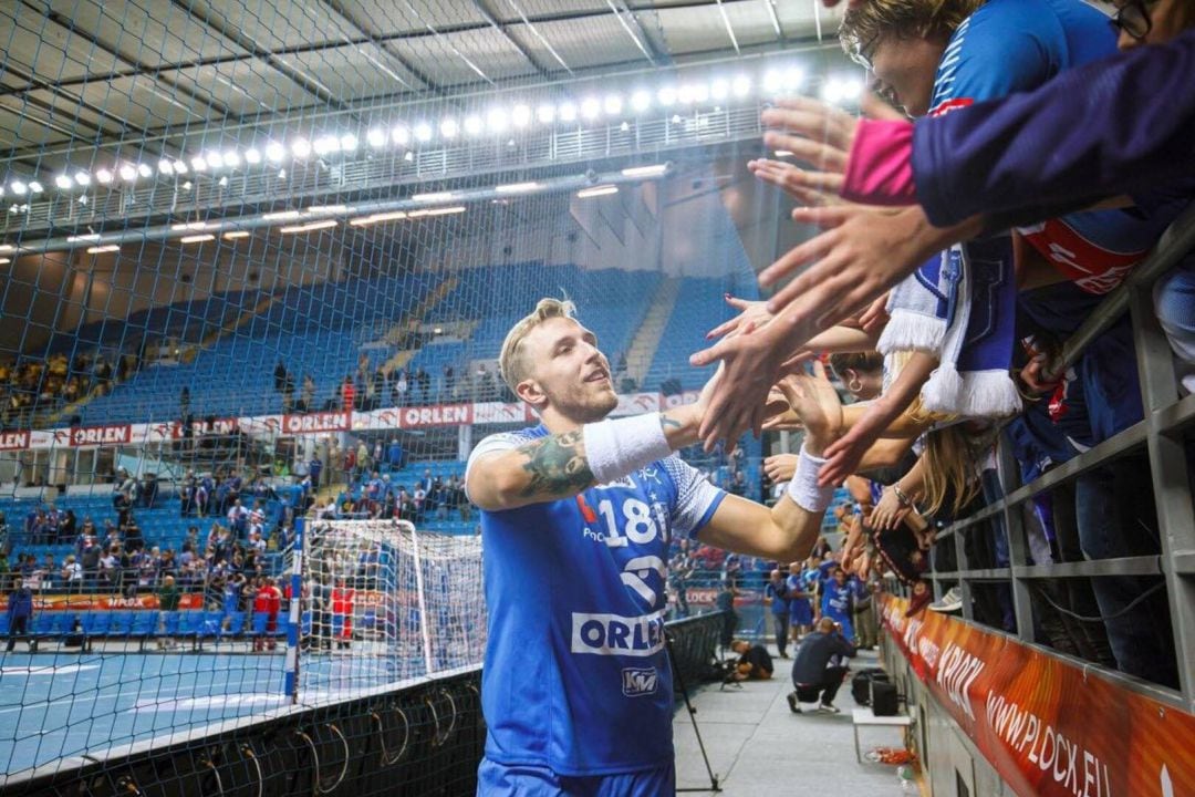 Piechowski saluda a los aficionados del Wisla Plock