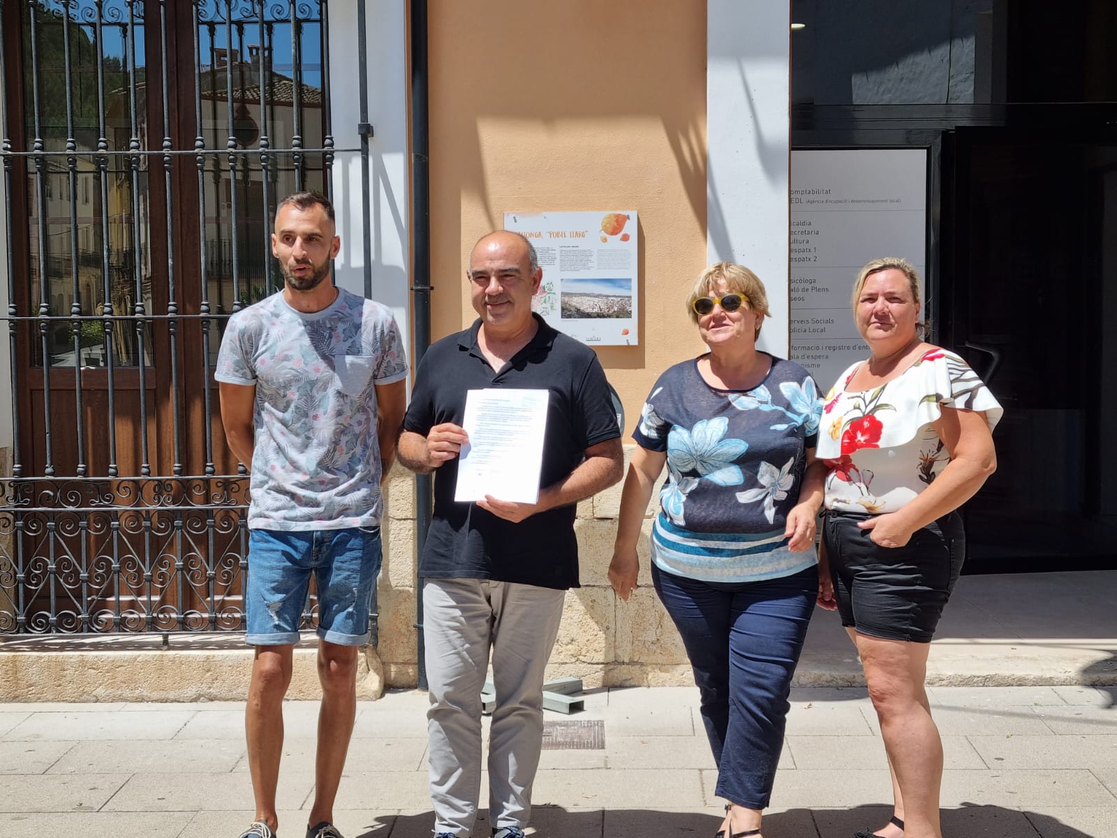 Enric Llorca, el segundo por la izquierda, junto a otros representantes del partido.