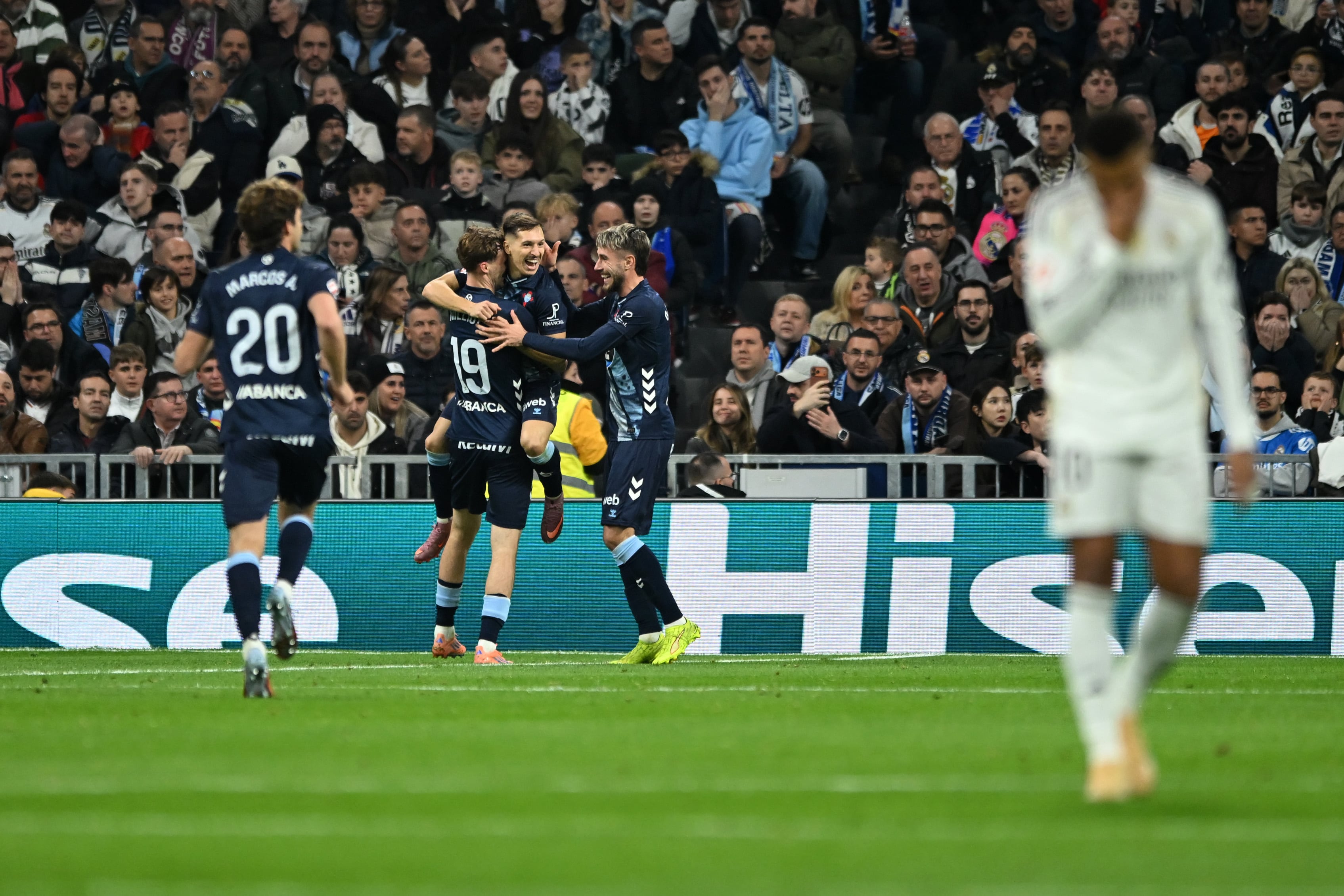 Los jugadores del Celta de Vigo celebran el gol de Swedberg en el Santiago Bernabéu