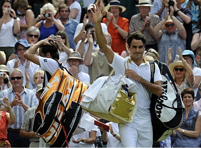 Federer saluda al oúblico inglés tras uno de sus partidos