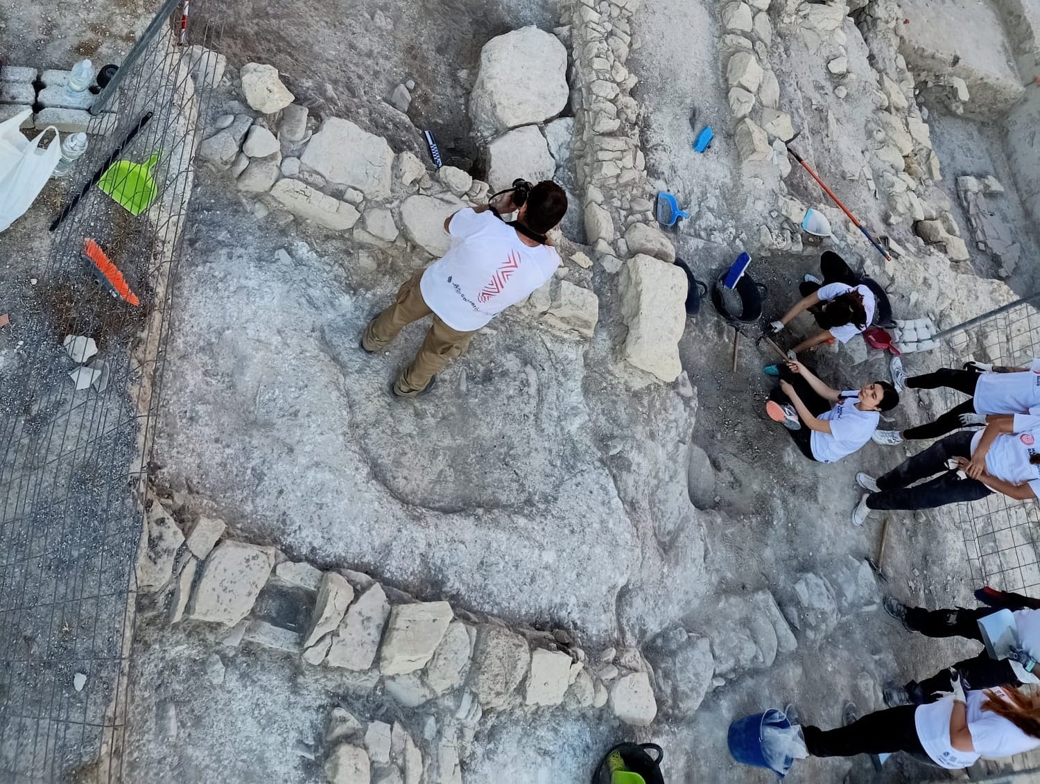 Técnicos y voluntarios trabajan en la zona de Marroquíes Bajos, en la capital jiennense, donde se han hallado restos íberos