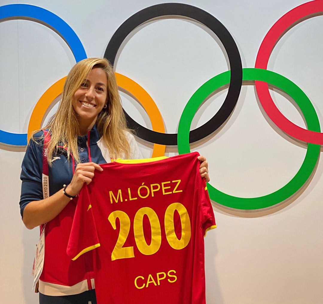 María López recibió una camiseta conmemorativa de sus 200 partidos con la selección española.