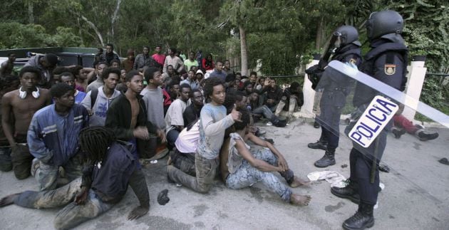 Cerca de 500 inmigrantes han accedido a la ciudad autónoma de Ceuta saltando la valla por la frontera del Tarajal.