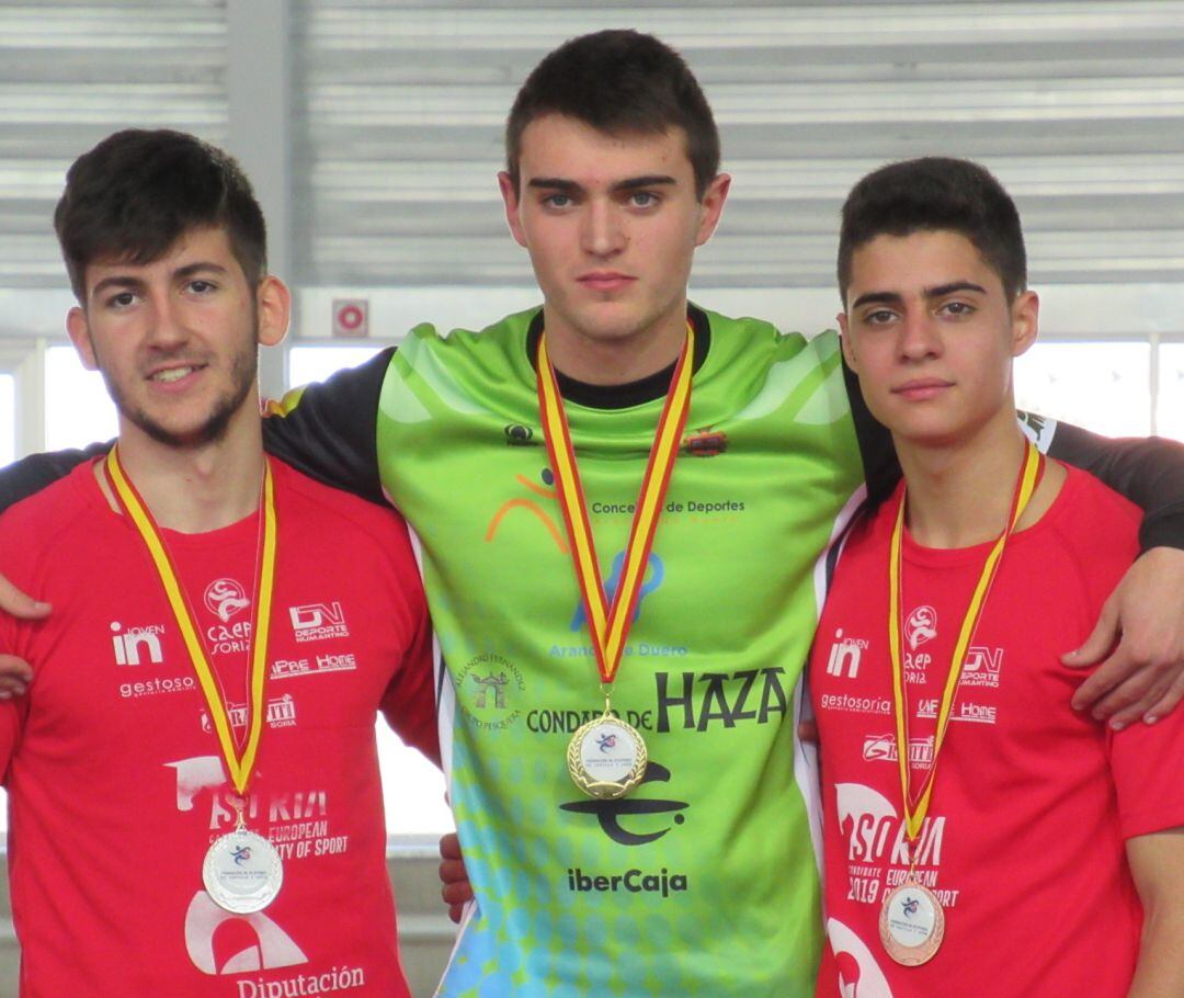 Adrián Calvo con su medalla de campeón de Castilla y León de combinadas este pasado fin de semana en Salamanca.