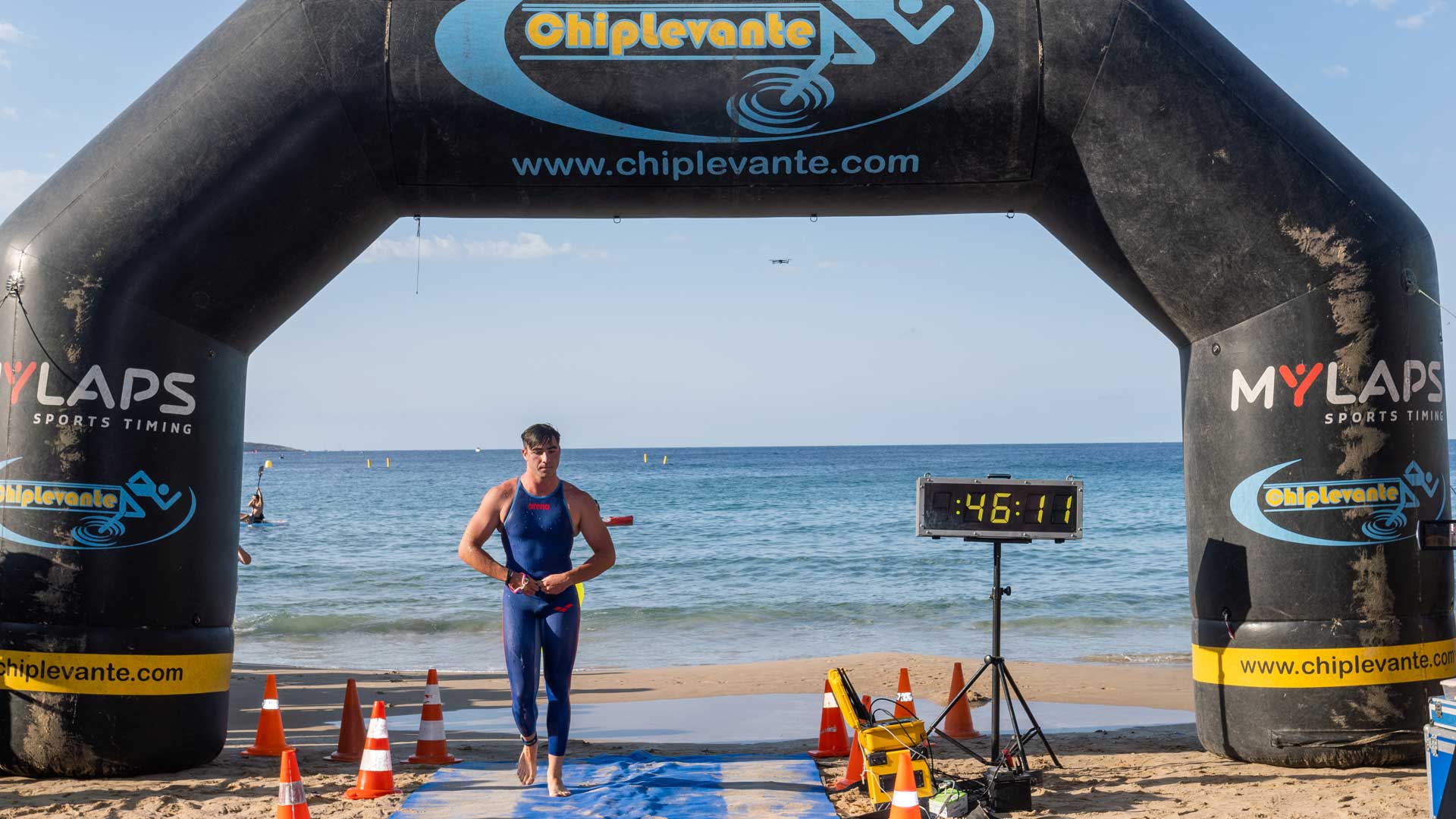 El nadador benidormense y afincado en La Nucía Miguel Bou fue el primero en completar el recorrido (46'10")