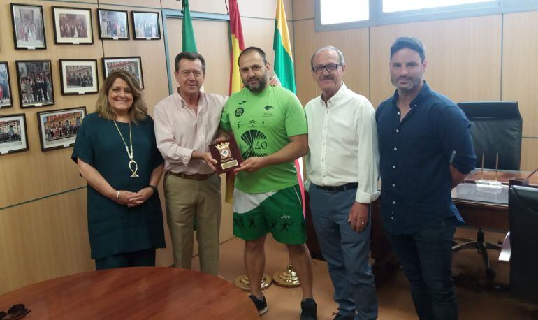 Reconocimiento municipal al atleta Carlos Hugo. 