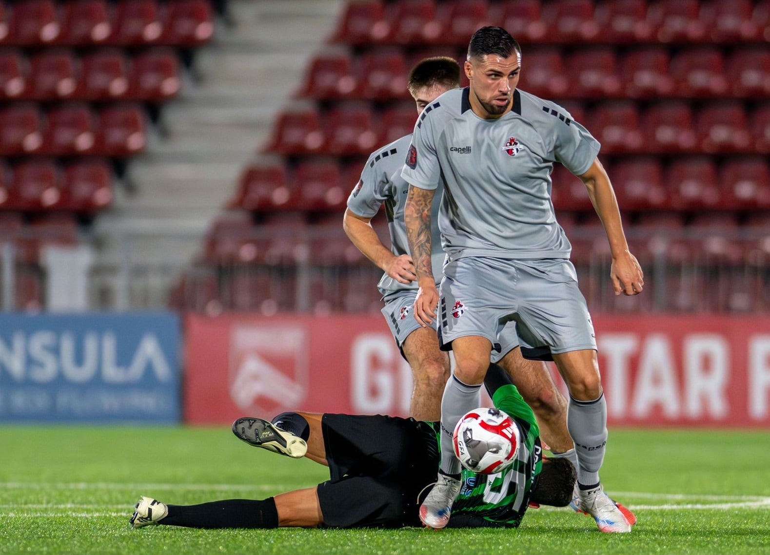 El mediocentro Blas Álvarez, nuevo jugador de la UD Lanzarote, con su anterior equipo en Gibraltar.