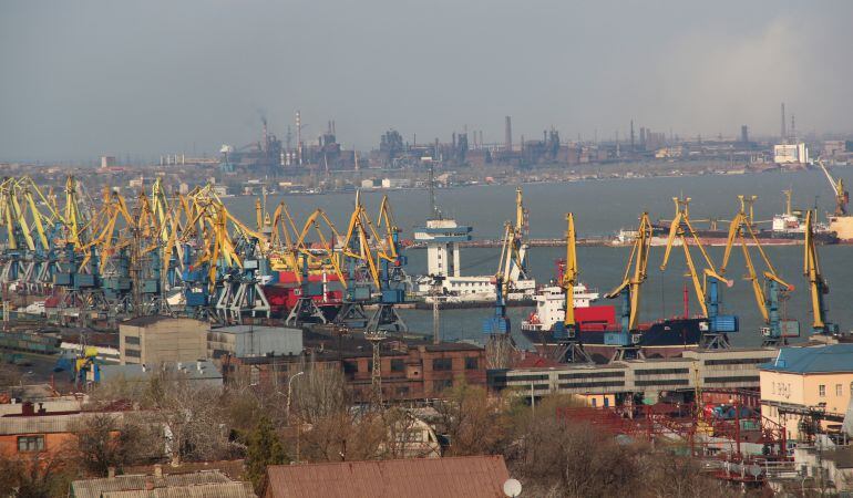 Puerto e industria en la ciudad de Mariupol, junto al mar de Azov