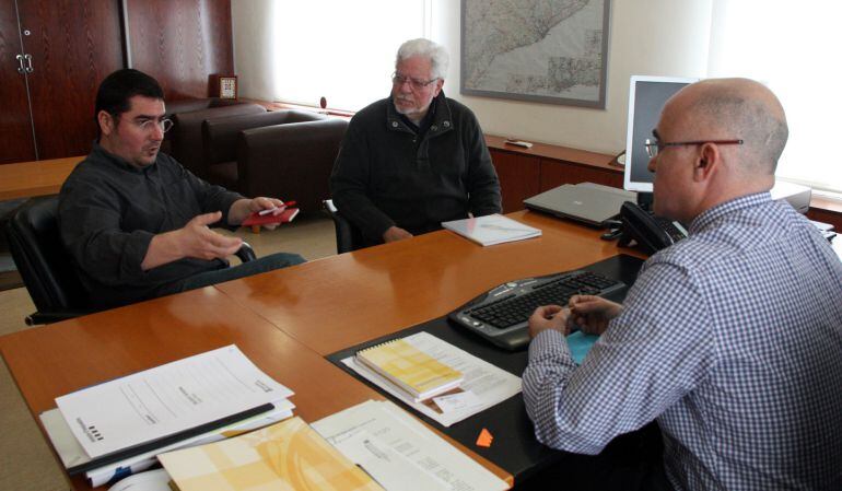 Pla mig del delegat del Govern a Tarragona, Òscar Peris (assegut d&#039;esquenes), reunit al seu despatx amb dos representants dels afectats per la Cooperativa de Cambrils , el 25 de febrer del 2016. (Horitzontal)
