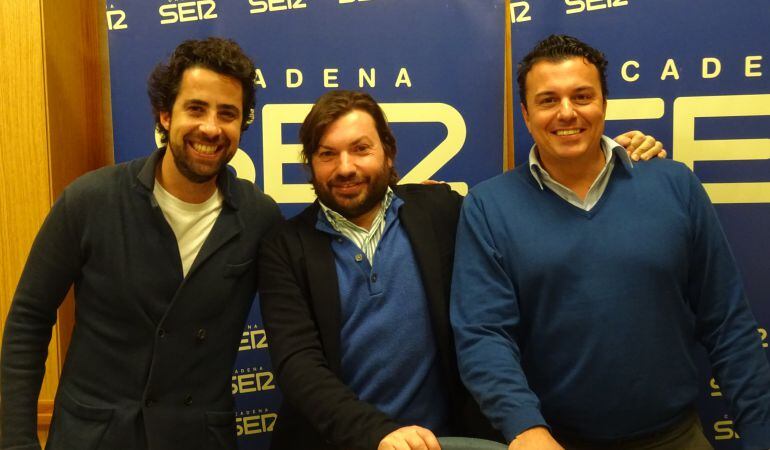 De izquierda a derecha, Pablo Gañán, Roberto Osorno y Alfonso Casellas en el estudio de Cruz de Guía