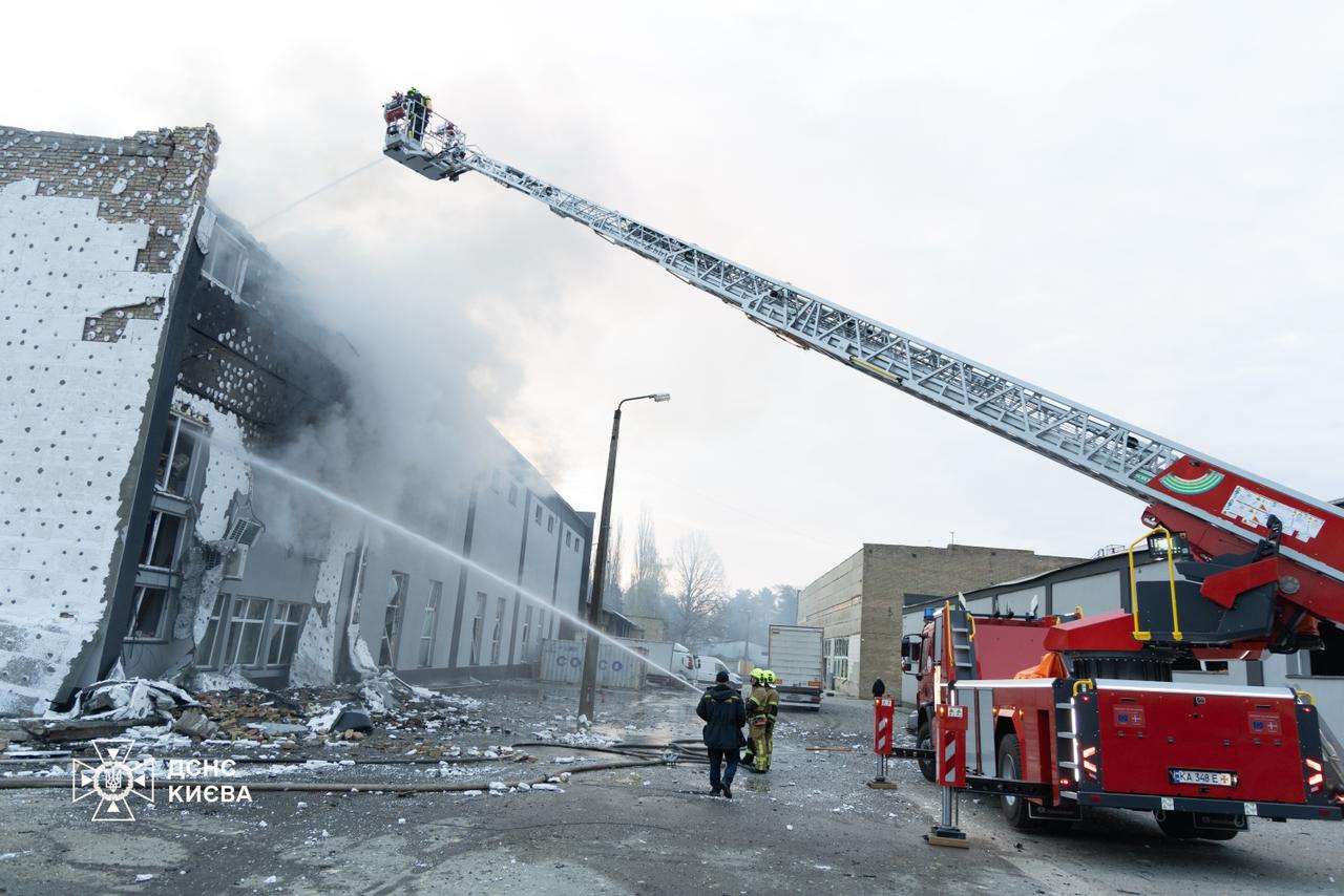 Bomberos trabajando en uno de los edificios alcanzados por los misiles rusos en Ucrania