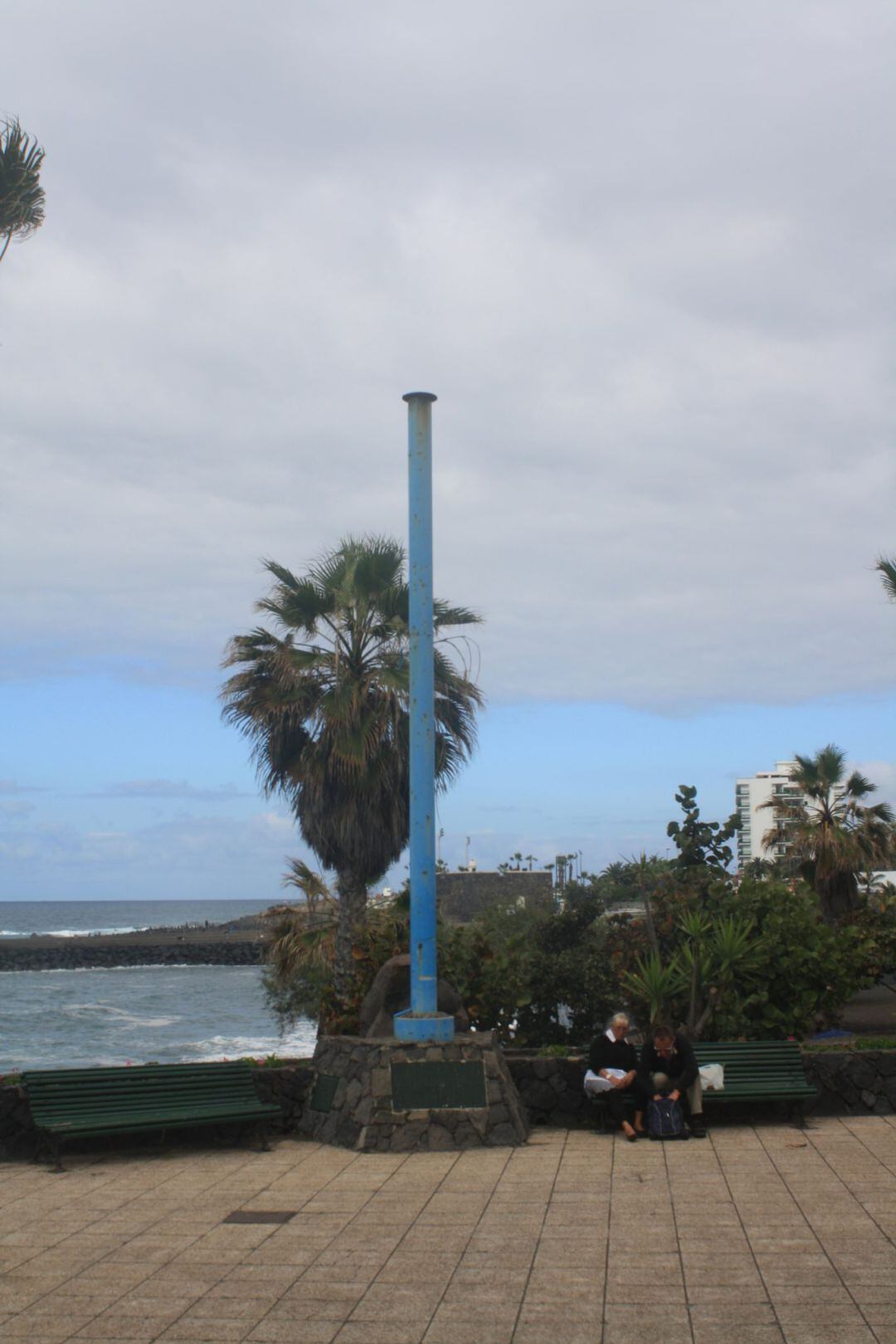 Mástil que soporta la escultura de César Manrique, en el Puerto de la Cruz, que fue retirada en el 2014 y cuyo paradero es desconocido