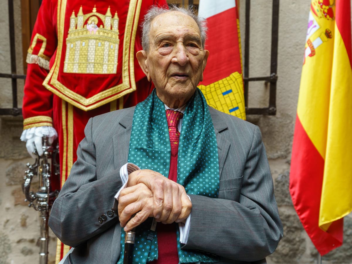 Nicolás Sánchez-Albornoz recibe el homenaje de Ávila el día que cumple 100 años