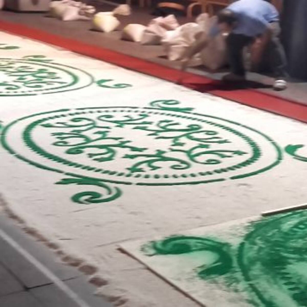 Desde primera hora de la mañana trabajando en la alfombra de la Patrona