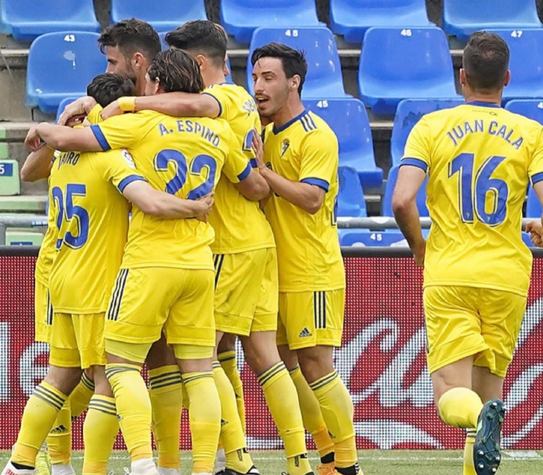 Los jugadores se abrazan tras el gol del equipo cadista.