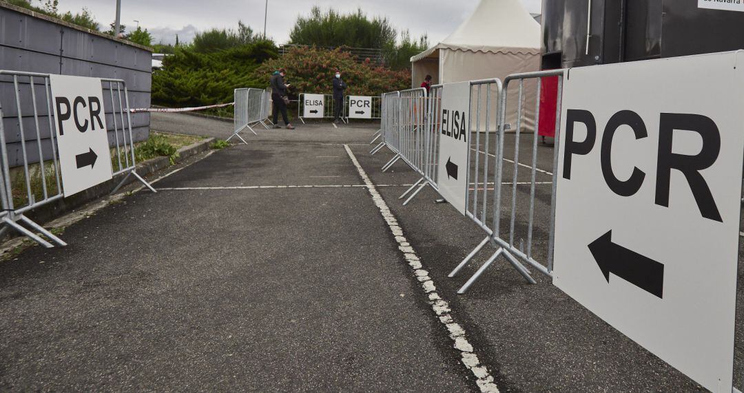 Varios carteles indican la dirección para someterse a un test PCR en un dispositivo de vacunación contra el Covid-19