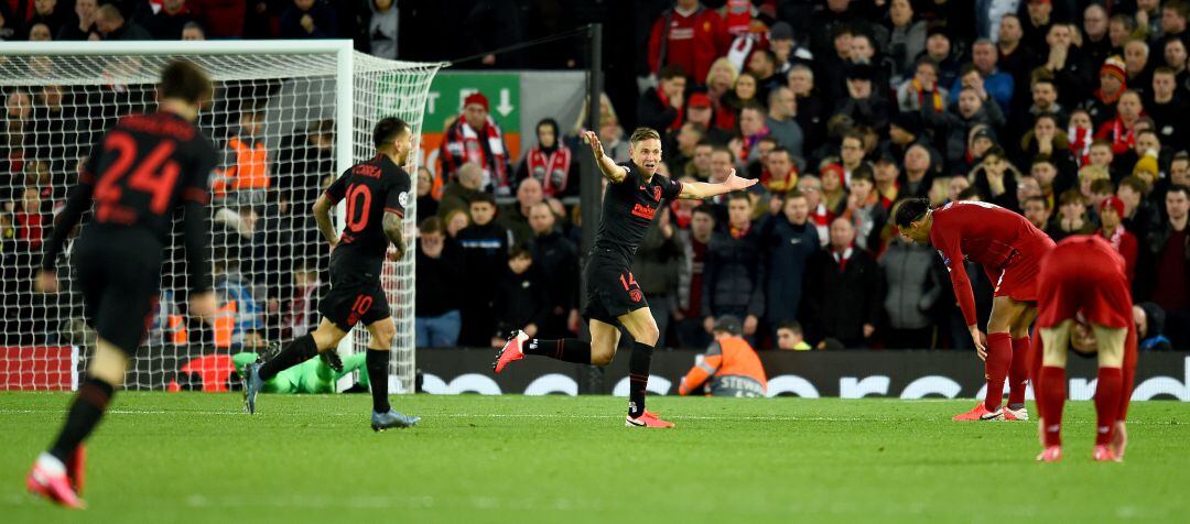 Llorente celebra su segundo gol en Anfield